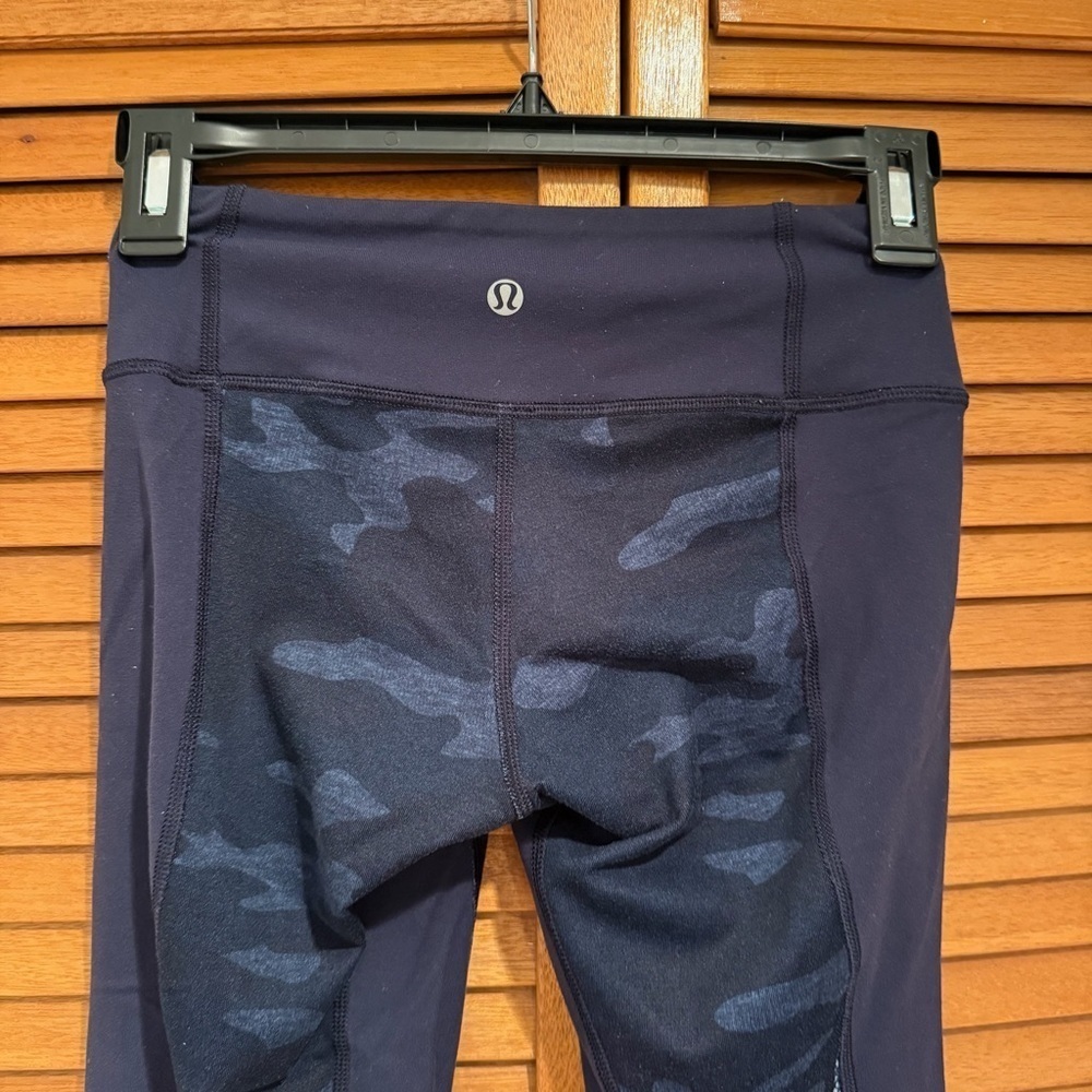 Lululemon Wunder Under Navy Blue Camo Cropped Leggings Sz 2 - Picture 2 of 7